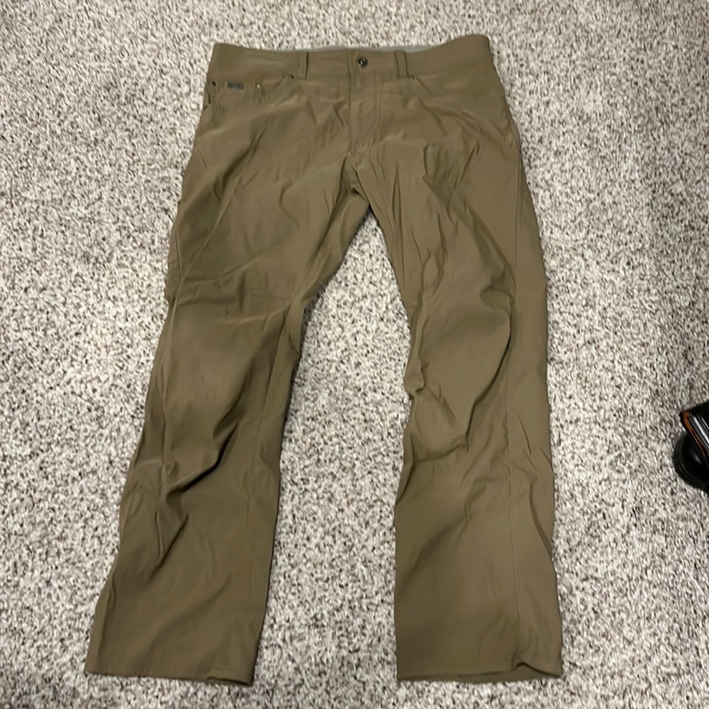 Kuhl Men’s Hiking Pants 36x30. Klasssic fit 95% nylon 5% elastin